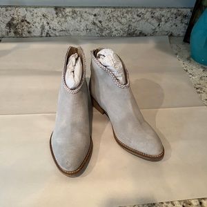 Journee Signature Gracie Western Suede Ankle Boots Gray Size 6 NEW